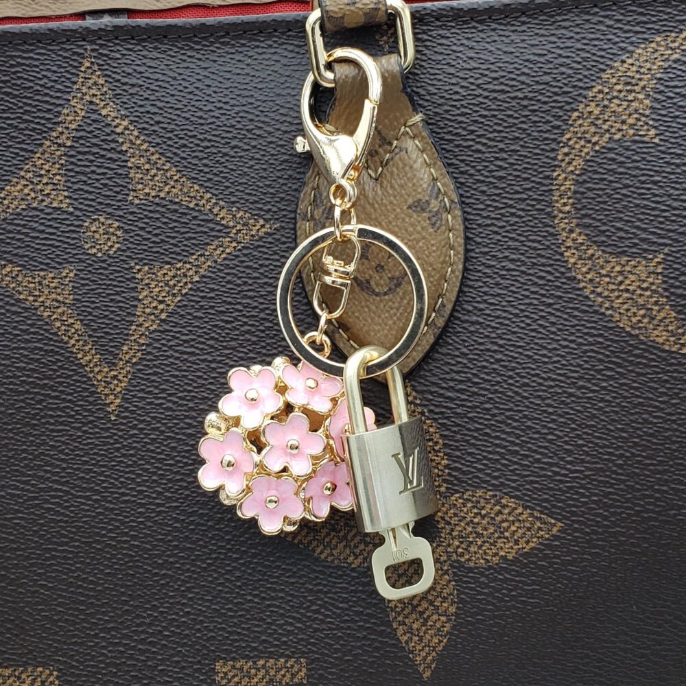 Louis Vuitton Authentic Gold Lock 🔒 Unbranded Flower Keychain Charm for Bags - Picture 9 of 11